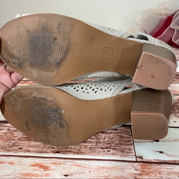 Daisy Fuentes WesleyPeep-toe ankle bootie Size 12 - Picture 7 of 8